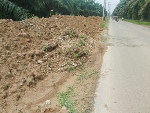 Hasil Pengerukan Parit Isolasi PT PPP Hampir Menyentuh Badan Aspal